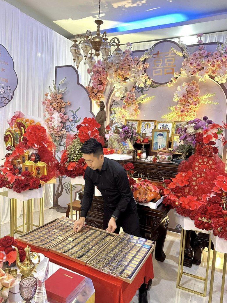 Mới đây, cư dân mạng không khỏi xôn xao trước đám cưới của một cặp đôi ở Bình Dương diễn ra vào ngày 25/2. Theo đó, cô dâu chú rể nhận quà từ bố mẹ 2 bên gồm 230 cây vàng, 30 sổ đỏ, 2 căn nhà, 1 xe BMW... Ảnh: Dân trí