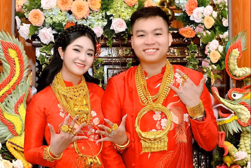 Năm 2022, một cặp đôi đến từ Cần Thơ cũng gây choáng khi được gia đình hai bên tặng 320 lượng vàng và 3,3 tỷ đồng. Ảnh: Zing