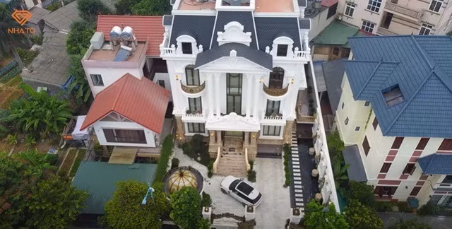 Ngôi nhà cao 4 tầng có diện tích xây dựng 250 m2, xây trên khu đất rộng 500 m2. Khoảng sân rộng rãi có thể đỗ vừa hai chiếc xe. Tầng hầm có thể đỗ được 5 - 6 xe.