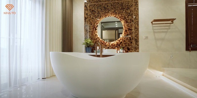 Nội thất trong phòng tắm ngang tiêu chuẩn của khách sạn 5 sao, với các thiết kế sang trọng và đẳng cấp. Nguồn ảnh: chụp màn hình NhaTO