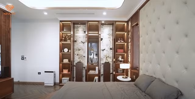 Những điểm nhấn nhẹ nhàng nhất của màu sắc tân cổ điển cũng được đưa vào trong phòng ngủ.