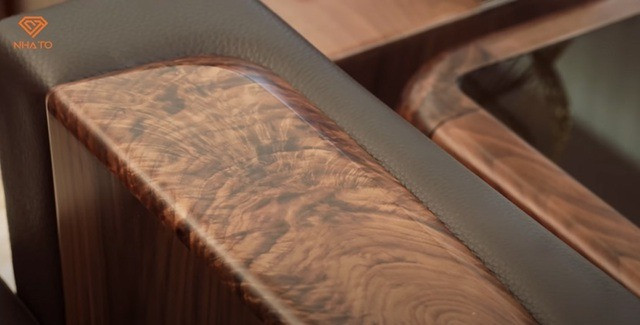 Phần gỗ màu nâu vàng trầm, kết hợp với những mảng màu trắng và be tạo sự tinh tế và sang trọng.