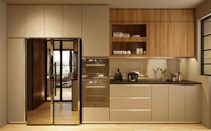 Khu bếp có nhiều thiết bị hiện đại, phụ vụ việc nấu nướng.