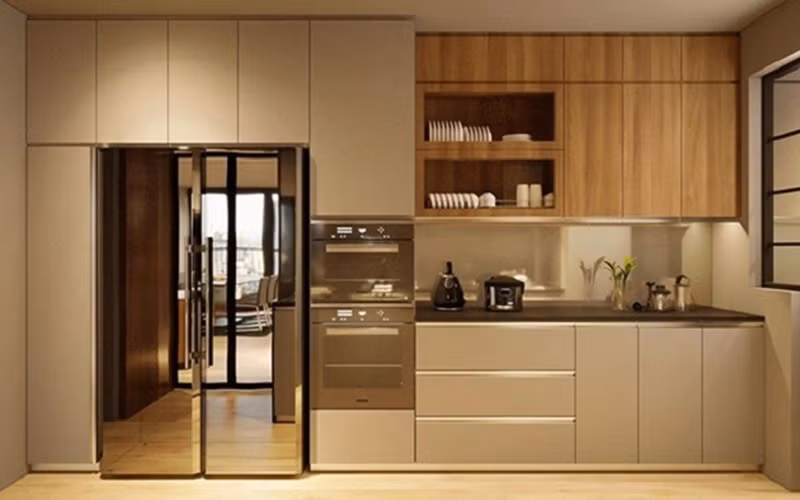 Khu bếp có nhiều thiết bị hiện đại, phụ vụ việc nấu nướng.