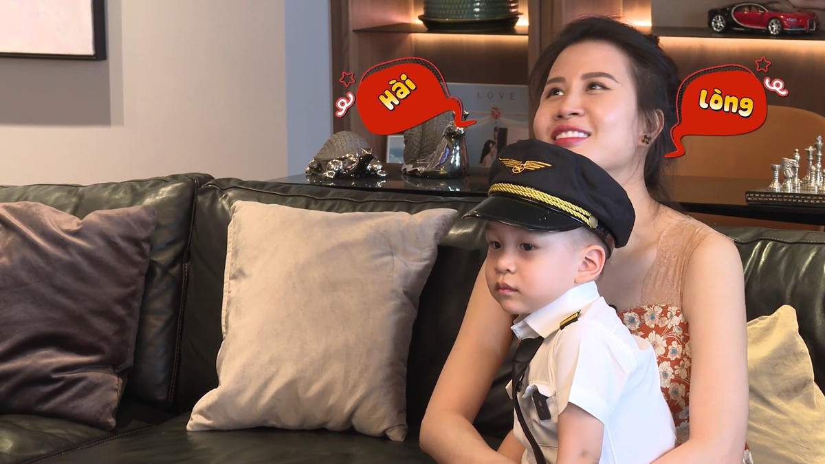 Phòng khách được vợ chồng MC Thành Trung bố trí sofa da, có kệ trưng bày rất nhiều món đồ độc đáo.