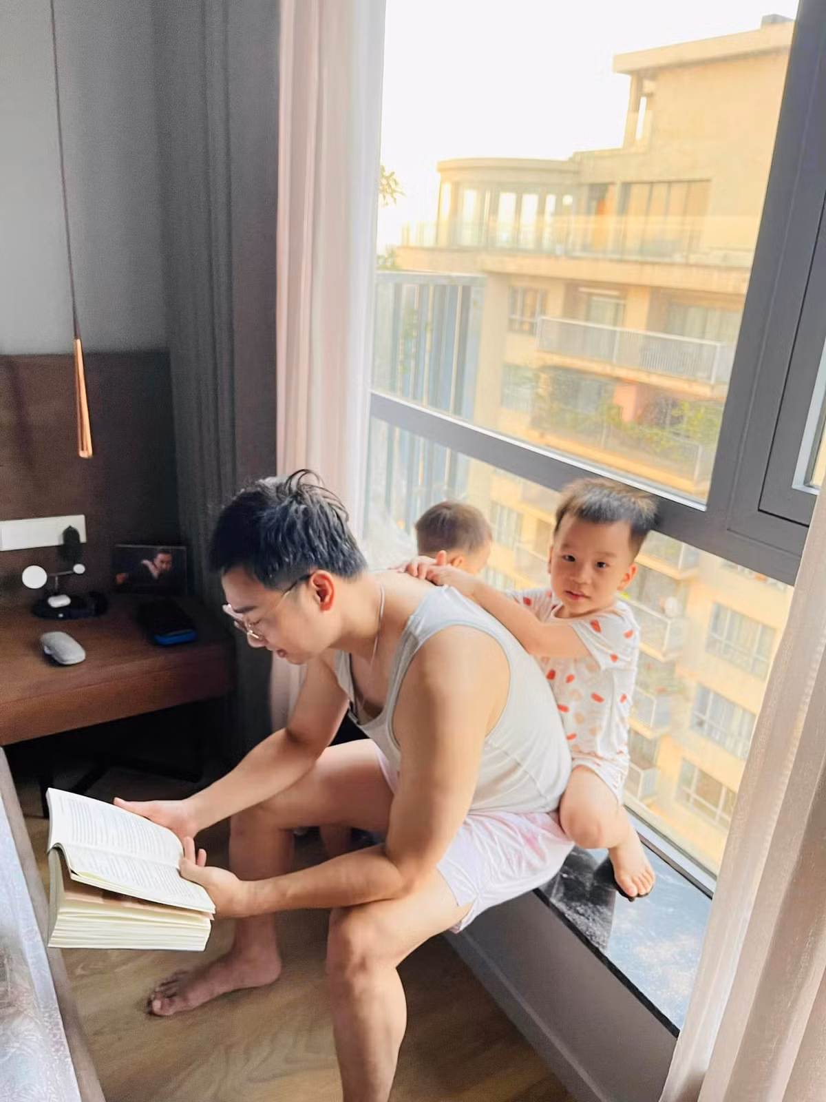 Trước đó, MC Thành Trung cũng chia sẻ hình ảnh ở nhà cuối tuần cùng các con. Một góc phòng ngủ với cửa sổ khá rộng đón ánh sáng.