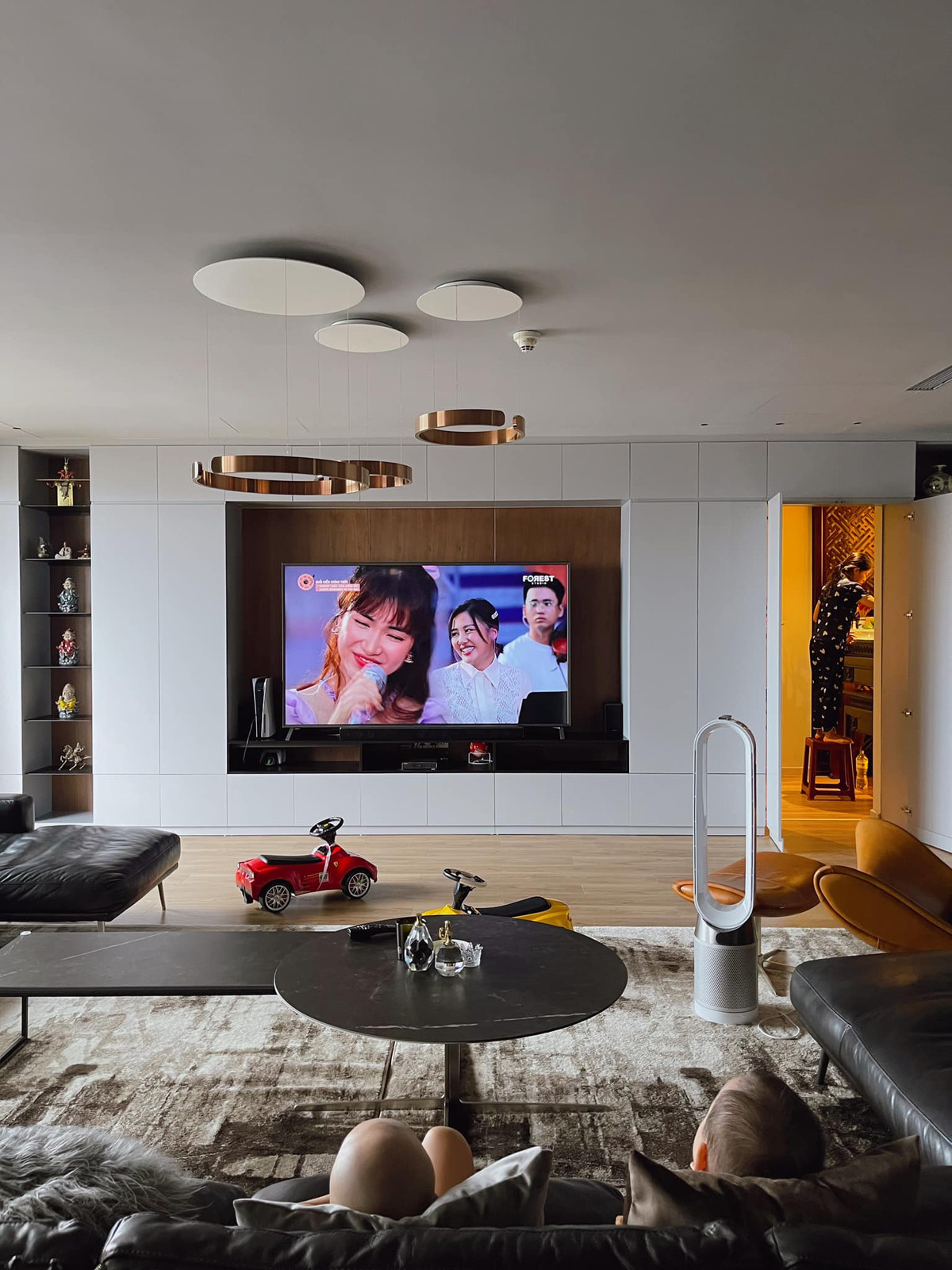 MC Thành Trung cùng bà xã Ngọc Hương và 2 con trai sống trong căn penthouse rộng 260 m2.