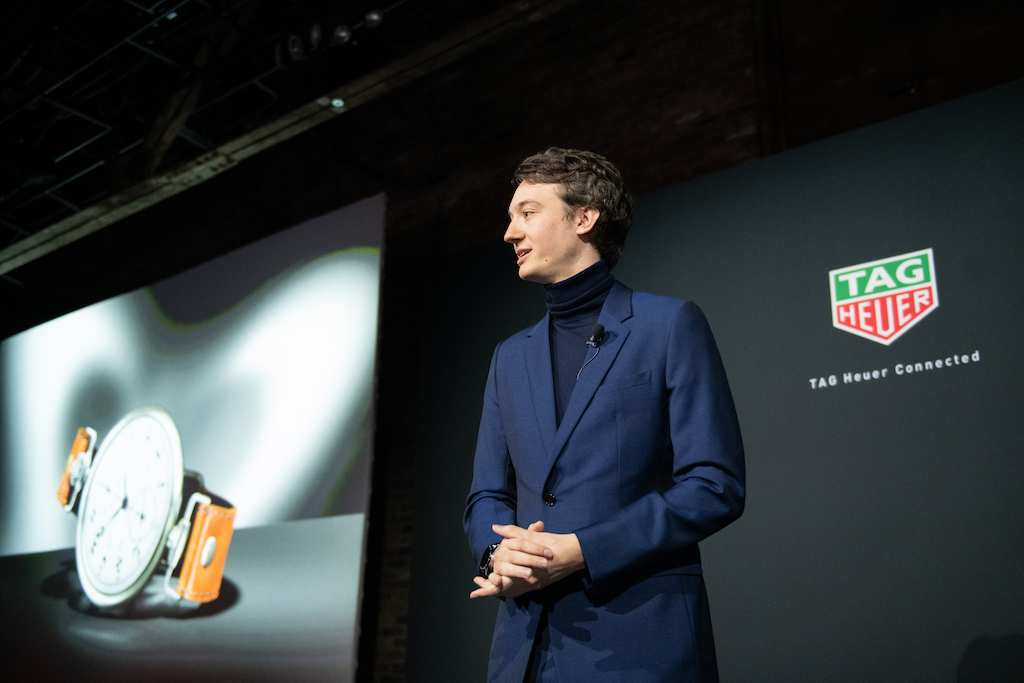 Từ khi “lên nắm quyền”, vị thiếu gia này đã chứng minh năng lực qua những hợp đồng đặc biệt. Anh tâm huyết, nghiêm túc trong sự nghiệp, thể hiện qua các hợp đồng đắt giá với hãng xe Porsche hay siêu sao Hollywood Ryan Gosling. Ảnh: Instagram