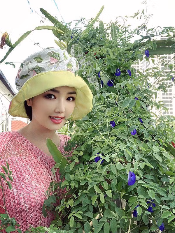 Người đẹp hài hước nhận mình là "nông dân thành phố" khi được tự tay chăm sóc vườn hoa, cây trái tại nhà riêng.