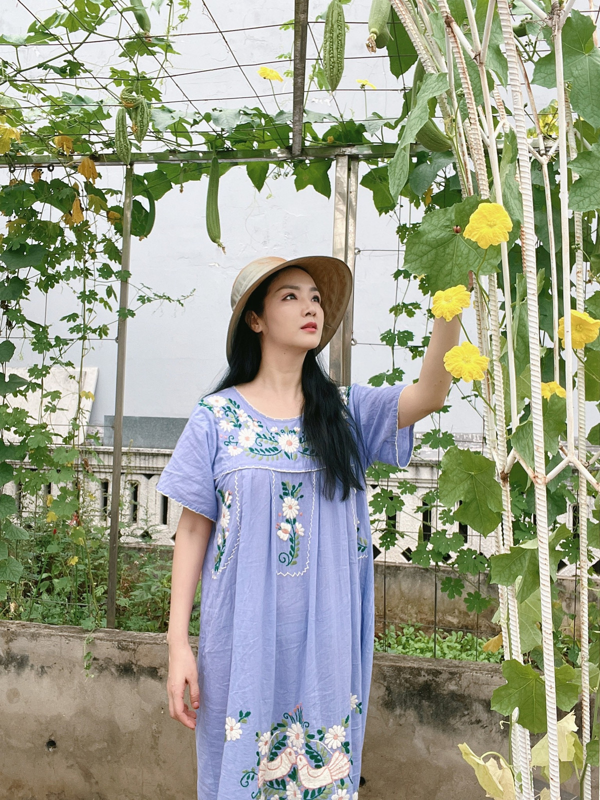 Trong căn biệt thự đồ sộ như lâu đài, Giáng My thiết kế một khu vườn rộng 200m2 trồng nhiều rau củ quả và hoa.