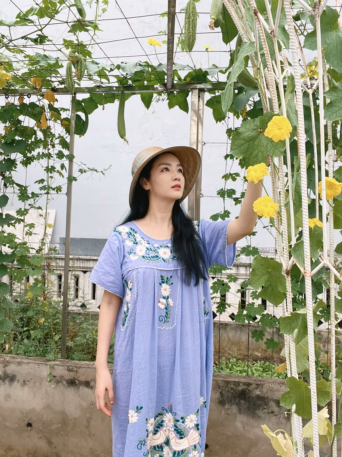 Trong căn biệt thự đồ sộ như lâu đài, Giáng My thiết kế một khu vườn rộng 200m2 trồng nhiều rau củ quả và hoa.