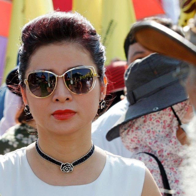 Phụ kiện đi kèm như kính hay trang sức bông hoa được nữ CEO lựa chọn cũng tạo cho bà cảm giác trẻ trung nhưng không kém phần quyền lực.