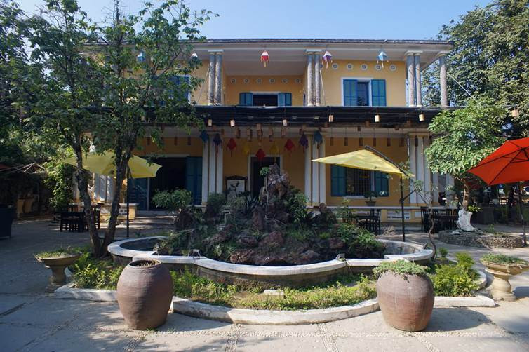 Trước đây, ngôi nhà chỉ có hai gian, nằm trong khuôn viên rất rộng. Sau khi tiếp quản, bà Từ Cung cho xây thêm một gian ở bên phải, đồng thời cải tạo một số kiến trúc và trang trí nội thất theo hướng hiện đại. Ảnh: Quốc Lê