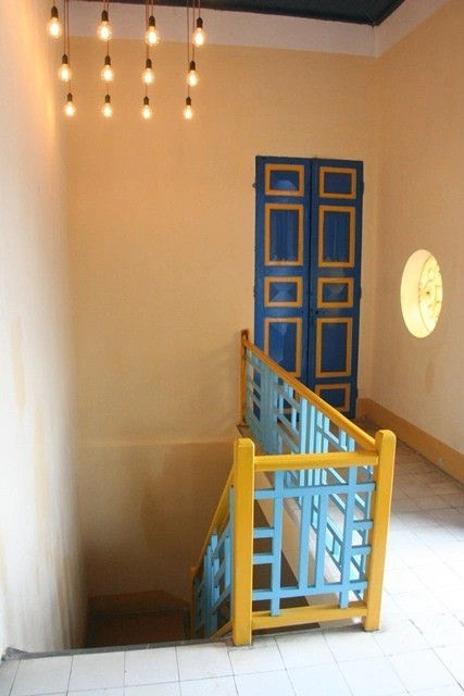 Cầu thang dẫn lên tầng 2 bên trong nhà. Ảnh: Dân trí