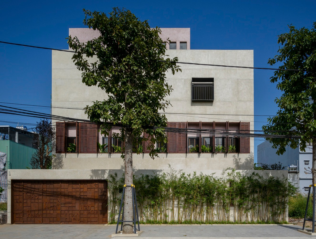 Nằm khu đô thị mới quận Ngũ Hành Sơn (TP Đà Nẵng), căn biệt thự được xây trên lô đất 15mx18m, chỉ 10 phút di chuyển đến trung tâm thành phố.