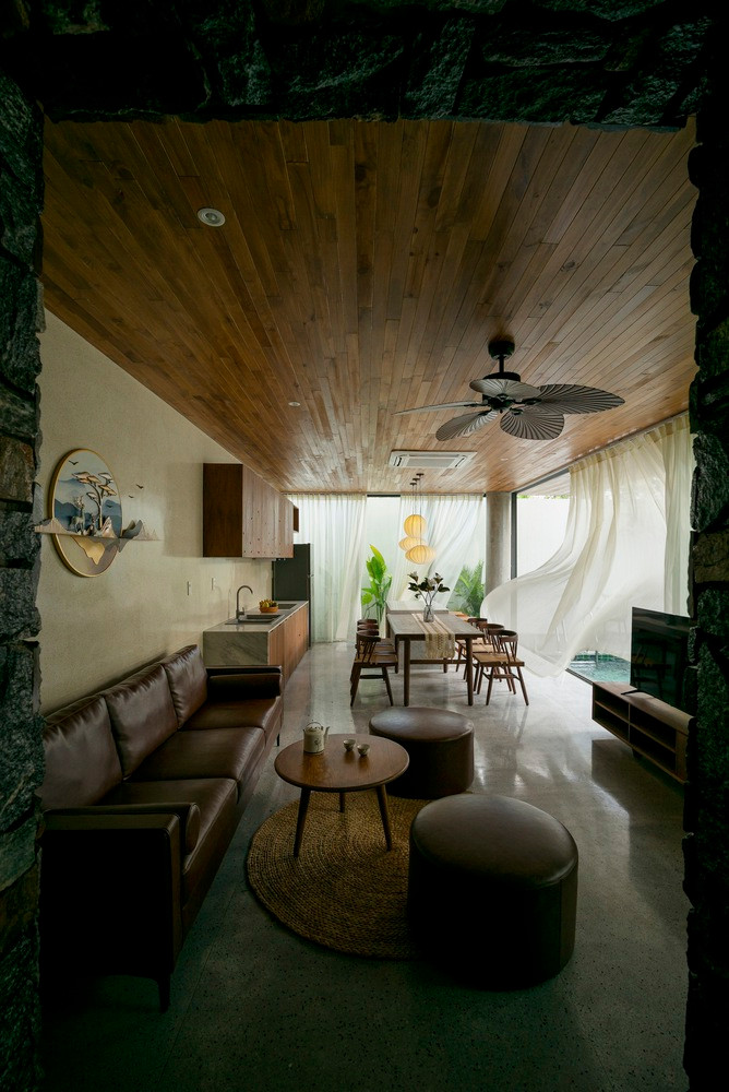 Công trình sử dụng vật liệu địa phương và các chi tiết kiến trúc truyền thống. Về hình khối và bố cục công năng, công trình hướng đến hình ảnh hiện đại và chú trọng tiện nghi.