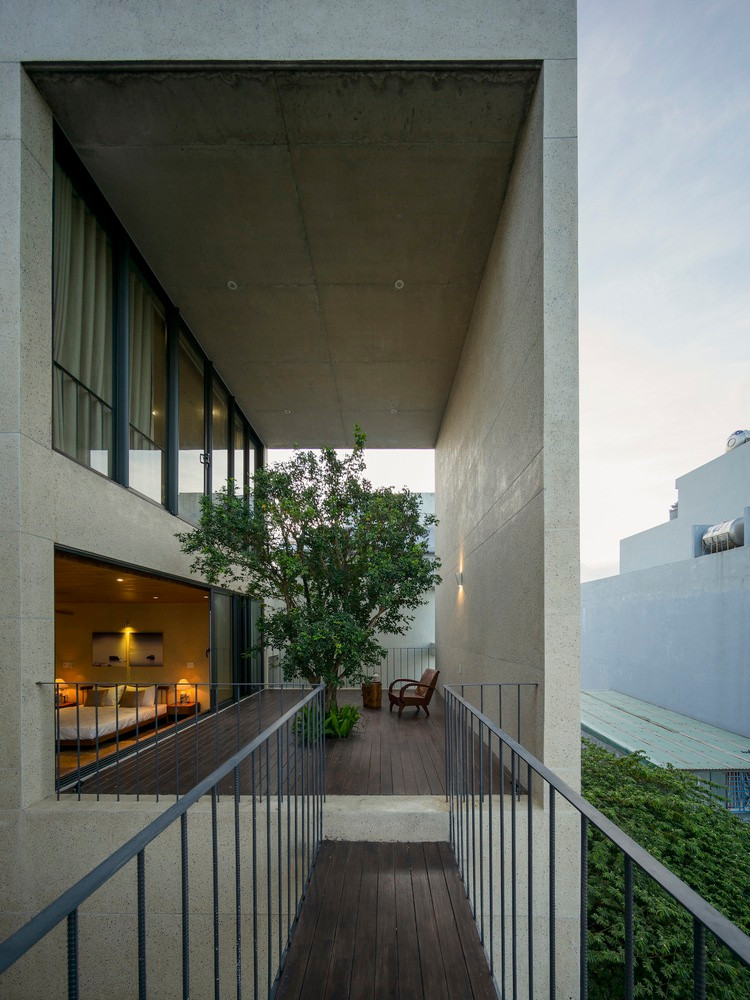 Ngôi nhà được thiết kế với 7 phòng ngủ, 2 phòng khách và bếp, 2 bể bơi nước mặn có sân vườn riêng biệt, có sân ngắm cảnh sông Hàn.