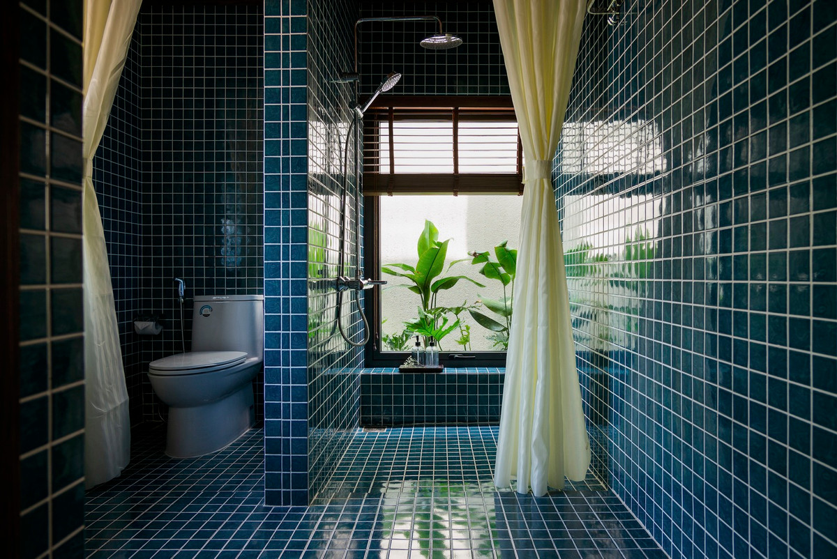 Phòng tắm thoáng đãng, gần gũi thiên nhiên. Nguồn ảnh: Quang Dam