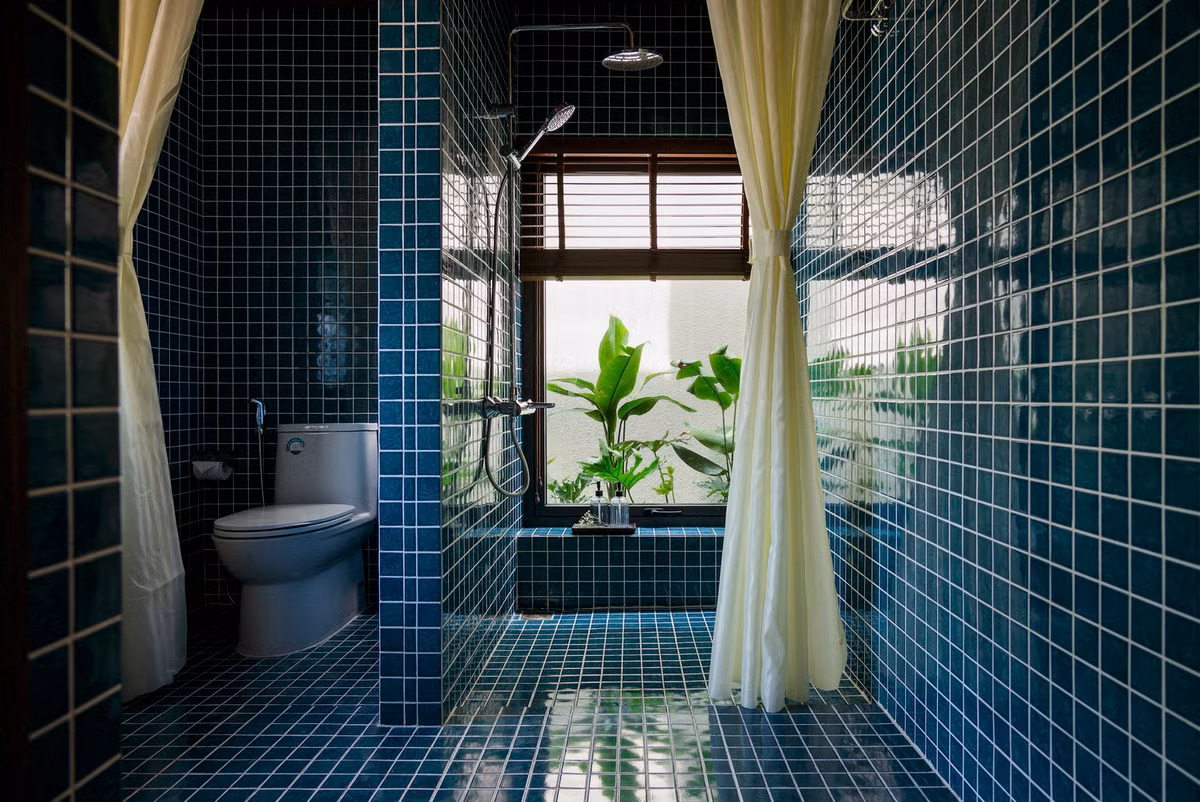 Phòng tắm thoáng đãng, gần gũi thiên nhiên. Nguồn ảnh: Quang Dam
