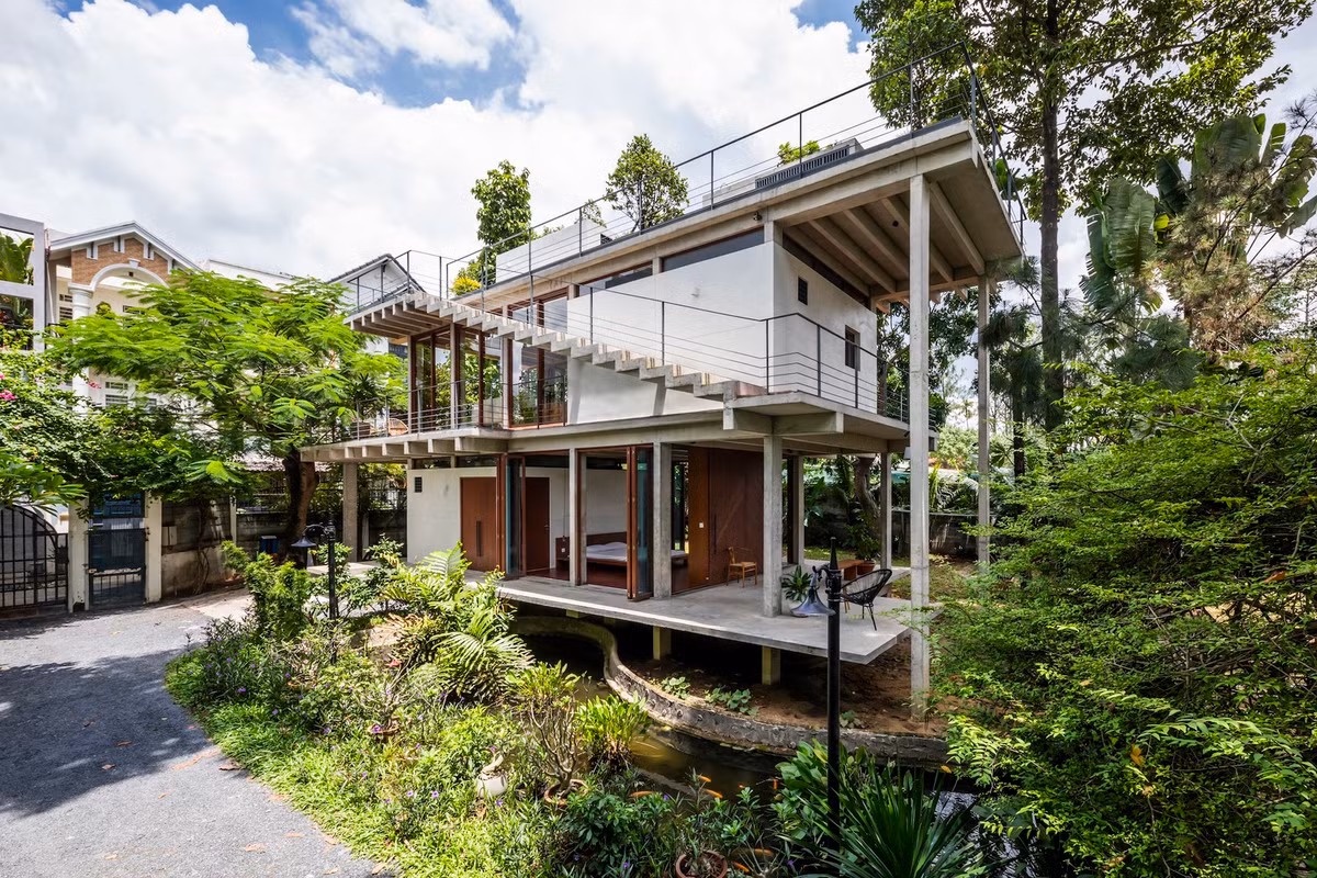 Theo đó, kiến trúc sư cấu tạo ngôi nhà như ba tấm nổi trên mặt đất. Các tấm có hình dạng khác nhau giữa các tầng trên và dưới.