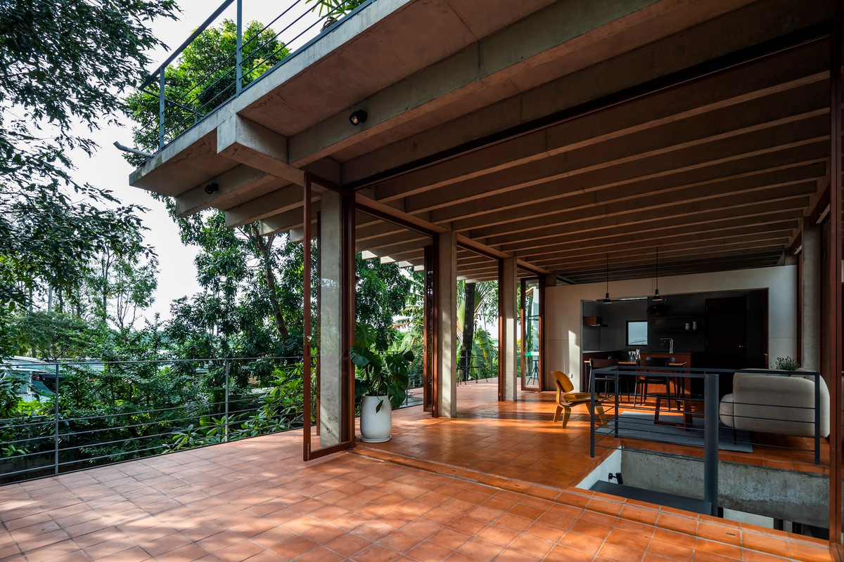 Các cột này có kích thước tối thiểu là 300 x 150mm, kết hợp với chiều rộng dầm tầng hai là 150mm để làm cho độ dày của bản sàn nhỏ hơn. Nhờ vậy, khung bê tông không chỉ nhẹ mà còn đạt hiệu quả cao về thẩm mỹ.