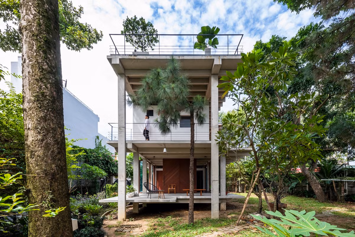 Trong dự án này, kiến trúc sư cố gắng diễn giải lại phương pháp xây dựng khung bê tông truyền thống của Việt Nam. Ý tưởng là sử dụng một tấm có gân để mở rộng sàn và các cột mảnh nâng đỡ.