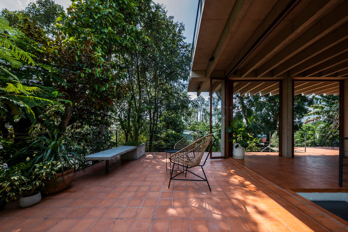 Đáng chú ý, tính cả tầng thượng, gần 70% diện tích sàn là ngoài trời. Khi cửa xếp được mở ra, hầu như tất cả không gian đều ở ngoài trời, ngoại trừ phòng tắm.