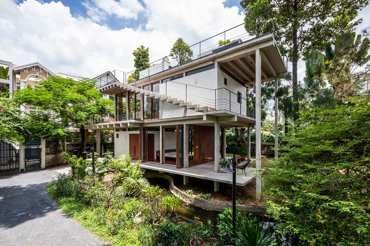 Theo đó, kiến trúc sư cấu tạo ngôi nhà như ba tấm nổi trên mặt đất. Các tấm có hình dạng khác nhau giữa các tầng trên và dưới.