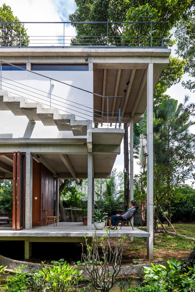 Ba tấm được kết nối với tất cả các không gian ngoài trời, bao gồm cả tầng thượng, bằng một cầu thang ngoài trời độc lập với bên trong.