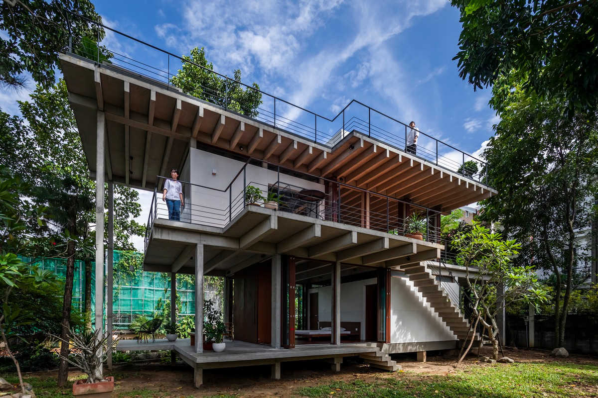 Đồng thời, để phát huy tối đa lợi thế về mặt bằng và vị trí, ngôi nhà nên được mở rộng với sân vườn um tùm hướng ra sông bên cạnh.