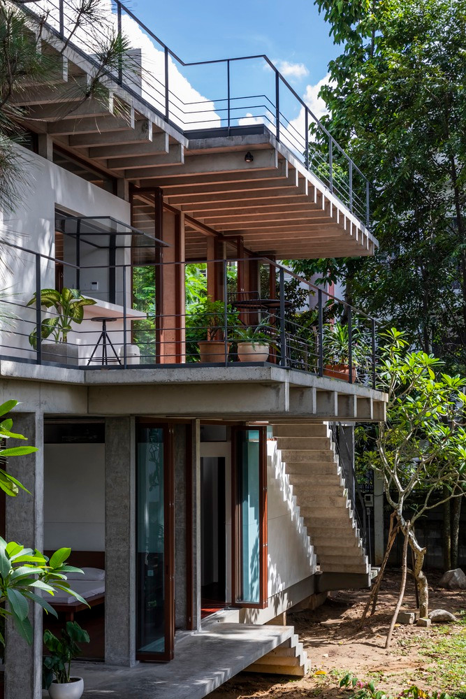 Khoảng cách giữa các tầng tạo nên sự đa dạng về không gian trong nhà và ngoài trời. Mỗi tấm được mở rộng về phía khu vườn, đóng vai trò là sân thượng hoặc không gian ngoài trời, mái hiên để mở và mái che cầu thang ngoài trời.