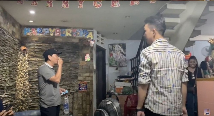 Nhờ đó, khán giả có dịp được ngắm nhìn không gian nhà của NSƯT Vũ Linh. Ảnh: Yan