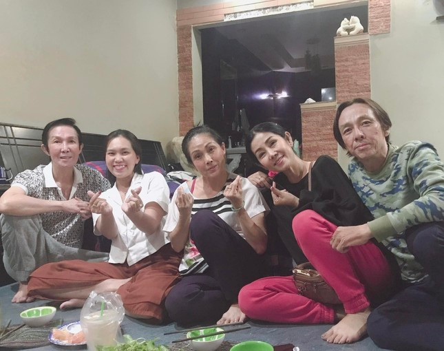 Gia đình nghệ sĩ Vũ Linh (từ trái qua: cố NSƯT Vũ Linh, ca sĩ Hồng Phượng (cháu), nghệ sĩ Hồng Nhung (em gái), Kim Thoa (em dâu) và Tiểu Linh (em trai). Ảnh: Tiền phong