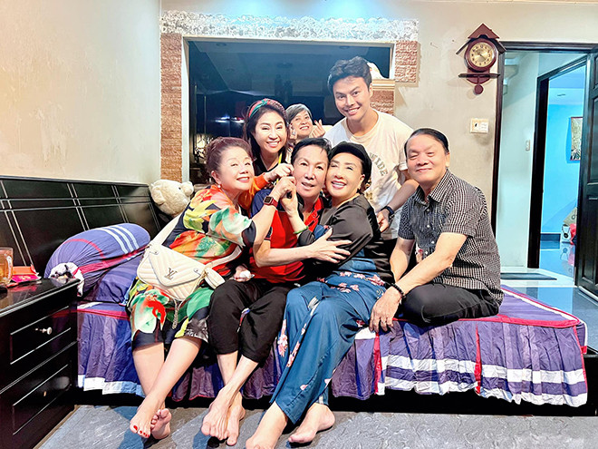 Hết mình cho nghệ thuật và luôn gần gũi với đồng nghiệp, công chúng, những phút cuối đời ông luôn được bạn bè đồng nghiệp tới thăm. Ảnh: Facebook