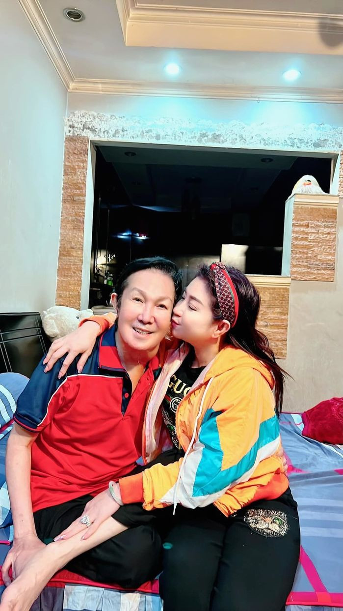 Qua đó, phòng ngủ ngay cạnh phòng khách cũng được hé lộ. Ảnh: FB Thoại Mỹ