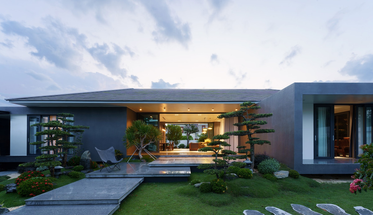 Do đó, kiến trúc sư đưa ra giải pháp nâng toàn bộ công trình cao lên 1,4m để đảm bảo an toàn, đồng thời tạo kiến trúc cảnh quan thoải dần ra xa, mang đến cảm giác căn nhà đang nằm lưng chừng trên đồi.