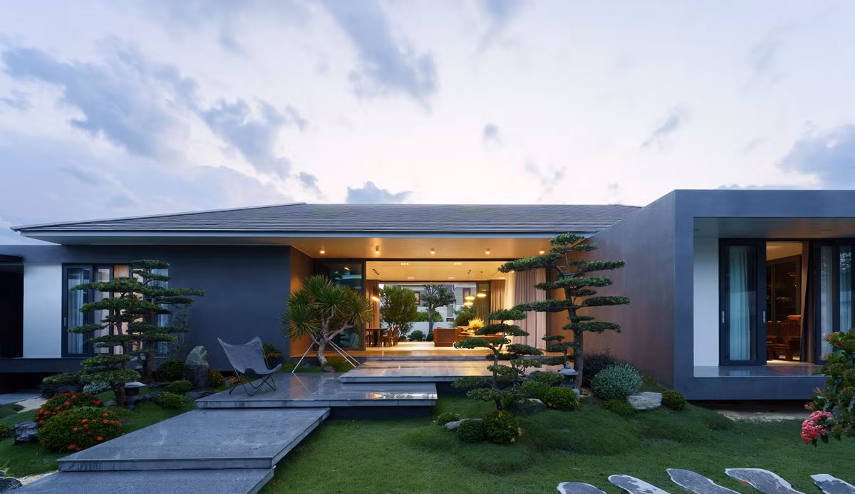 Do đó, kiến trúc sư đưa ra giải pháp nâng toàn bộ công trình cao lên 1,4m để đảm bảo an toàn, đồng thời tạo kiến trúc cảnh quan thoải dần ra xa, mang đến cảm giác căn nhà đang nằm lưng chừng trên đồi.