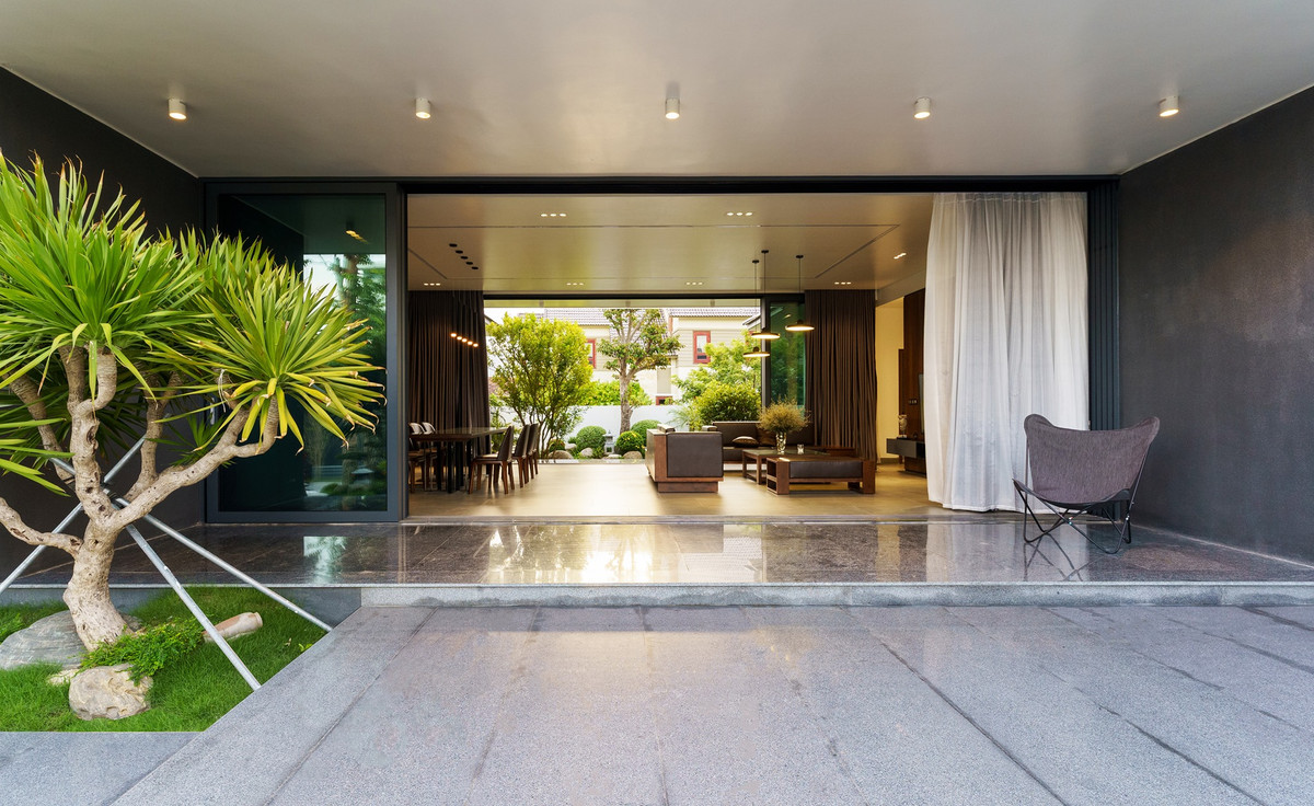 Đáp ứng nhu cầu sử dụng của 3 thế hệ cùng chung sống, kiến trúc bên trong và bên ngoài căn nhà cũng có những nét độc đáo riêng.