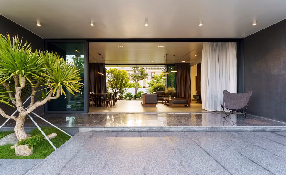 Đáp ứng nhu cầu sử dụng của 3 thế hệ cùng chung sống, kiến trúc bên trong và bên ngoài căn nhà cũng có những nét độc đáo riêng.