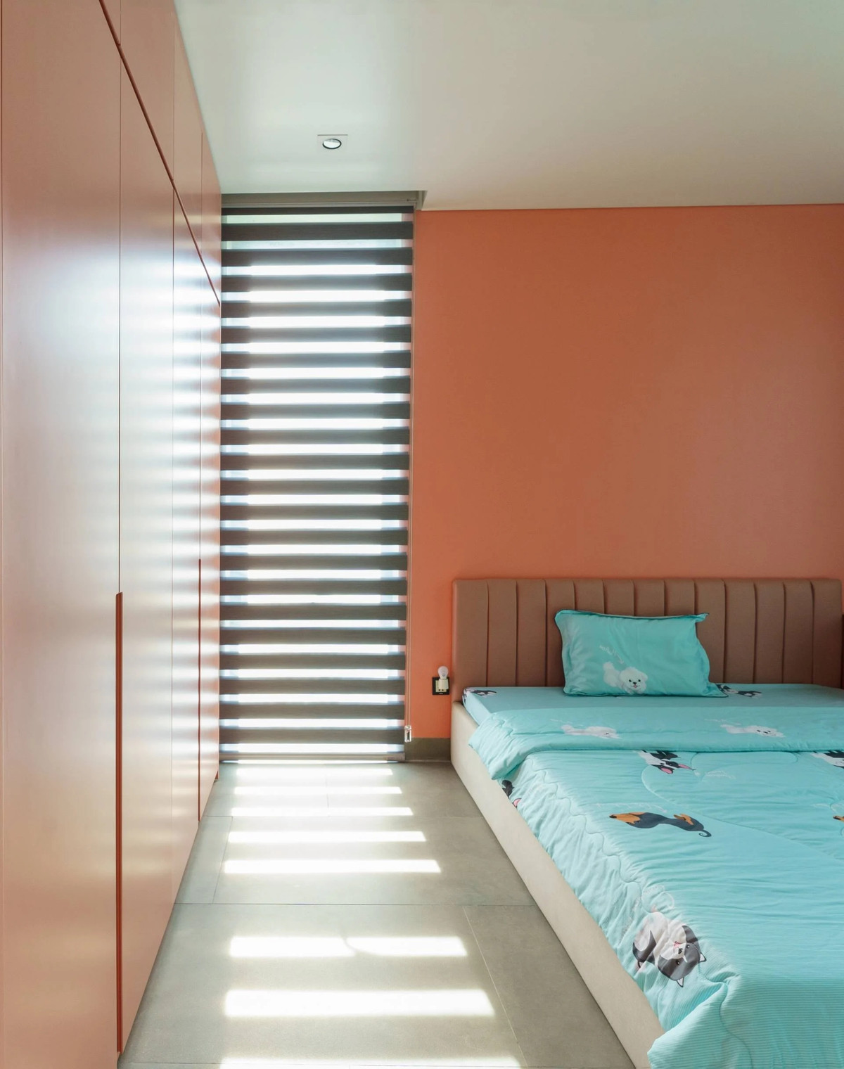 Phòng ngủ cũng đón ánh sáng tự nhiên tối đa. Nguồn ảnh: SOI Studio Architecture.