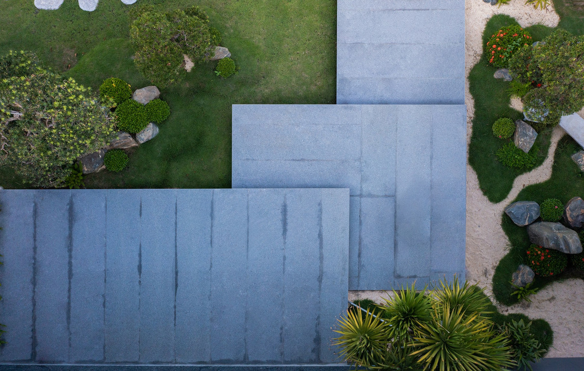 Khuôn viên sân vườn rộng rãi.