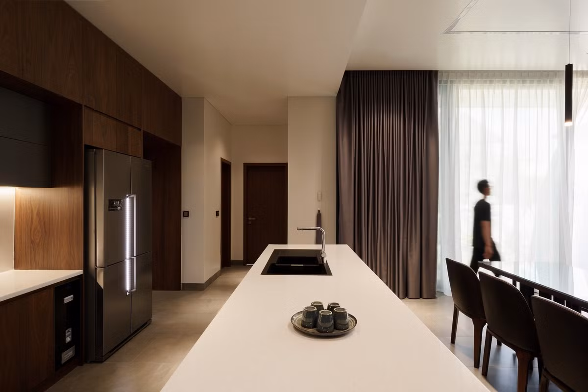 Nhà bếp hiện đại, có bàn đảo để thuận tiện cho việc nấu nướng.