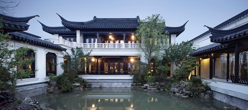 Dù nằm ở ngay trung tâm thành phố Tô Châu, Trung Quốc nhưng căn nhà lại biệt lập với thế giới bên ngoài, bởi nó nằm tọa lạc trên một hòn đảo nhỏ chính giữa hai hồ Kim Kê và Độc Thự. Ảnh: SCMP