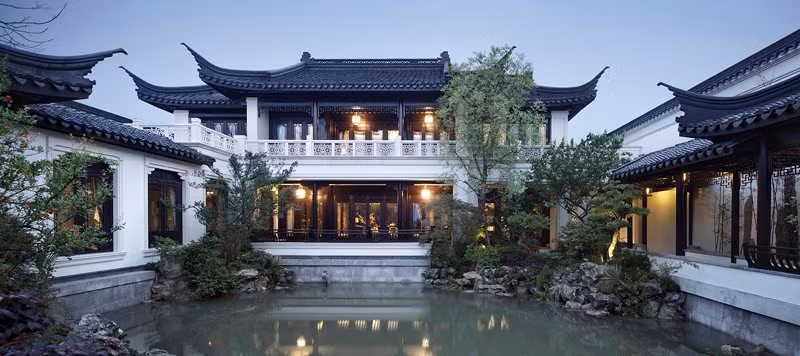 Dù nằm ở ngay trung tâm thành phố Tô Châu, Trung Quốc nhưng căn nhà lại biệt lập với thế giới bên ngoài, bởi nó nằm tọa lạc trên một hòn đảo nhỏ chính giữa hai hồ Kim Kê và Độc Thự. Ảnh: SCMP