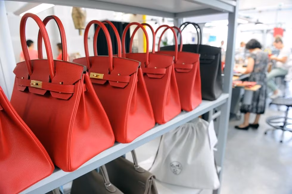Sau gần 40 năm ra mắt, chiếc túi xách Hermès Birkin vẫn tồn tại mạnh mẽ và cho thấy đẳng cấp vị thế của chủ sở hữu. Túi Birkin được coi là món đầu tư an toàn và có thể đem lại lợi nhuận cho chủ nhân (nếu bán).
