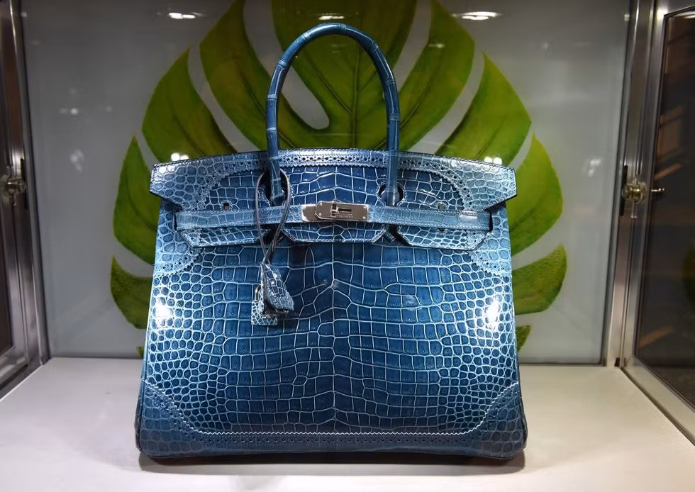 Chiếc Birkin đắt nhất thế giới được bán với giá 380.000 USD. Đó là chiếc Birkin cá sấu mờ với phần cứng nạm kim cương.