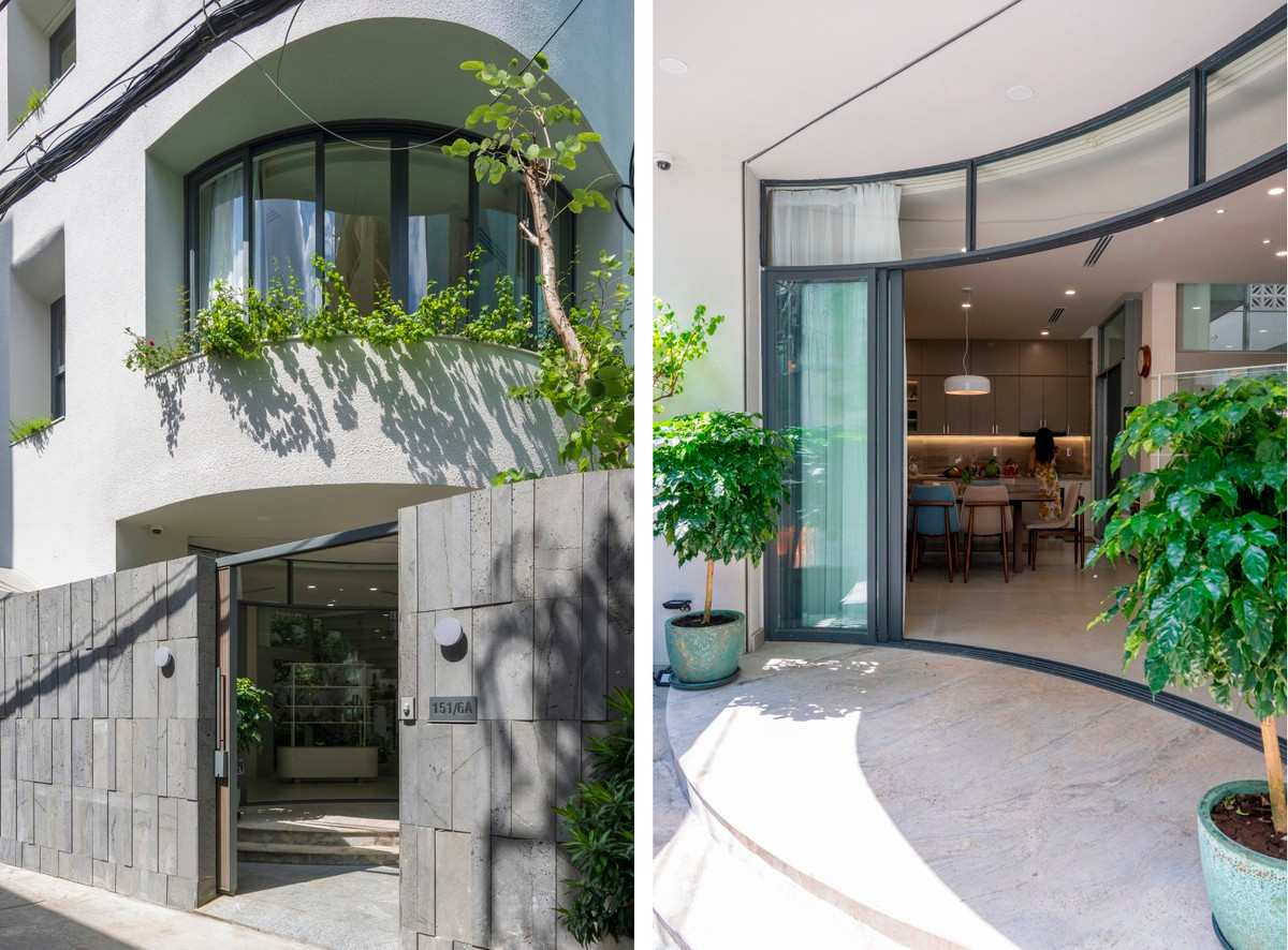 Phía trước căn nhà là một khoảng lùi vừa đủ từ góc hẻm để dành chỗ cho lối vào.