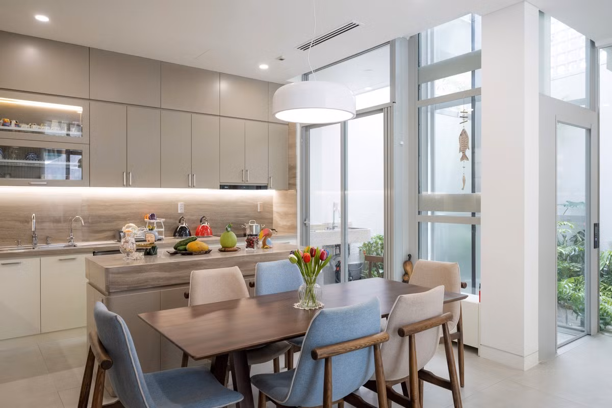 Trái với vẻ ngoài khá kín đáo và hướng nội, không gian nội thất trong nhà được thiết kế thoáng đãng.