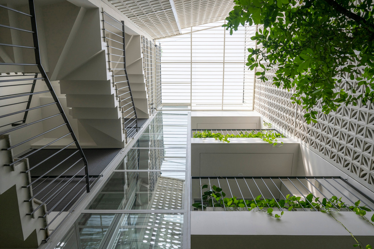 Thang máy thủy lực vách kính được sắp xếp bên cạnh khu vườn và giếng trời.