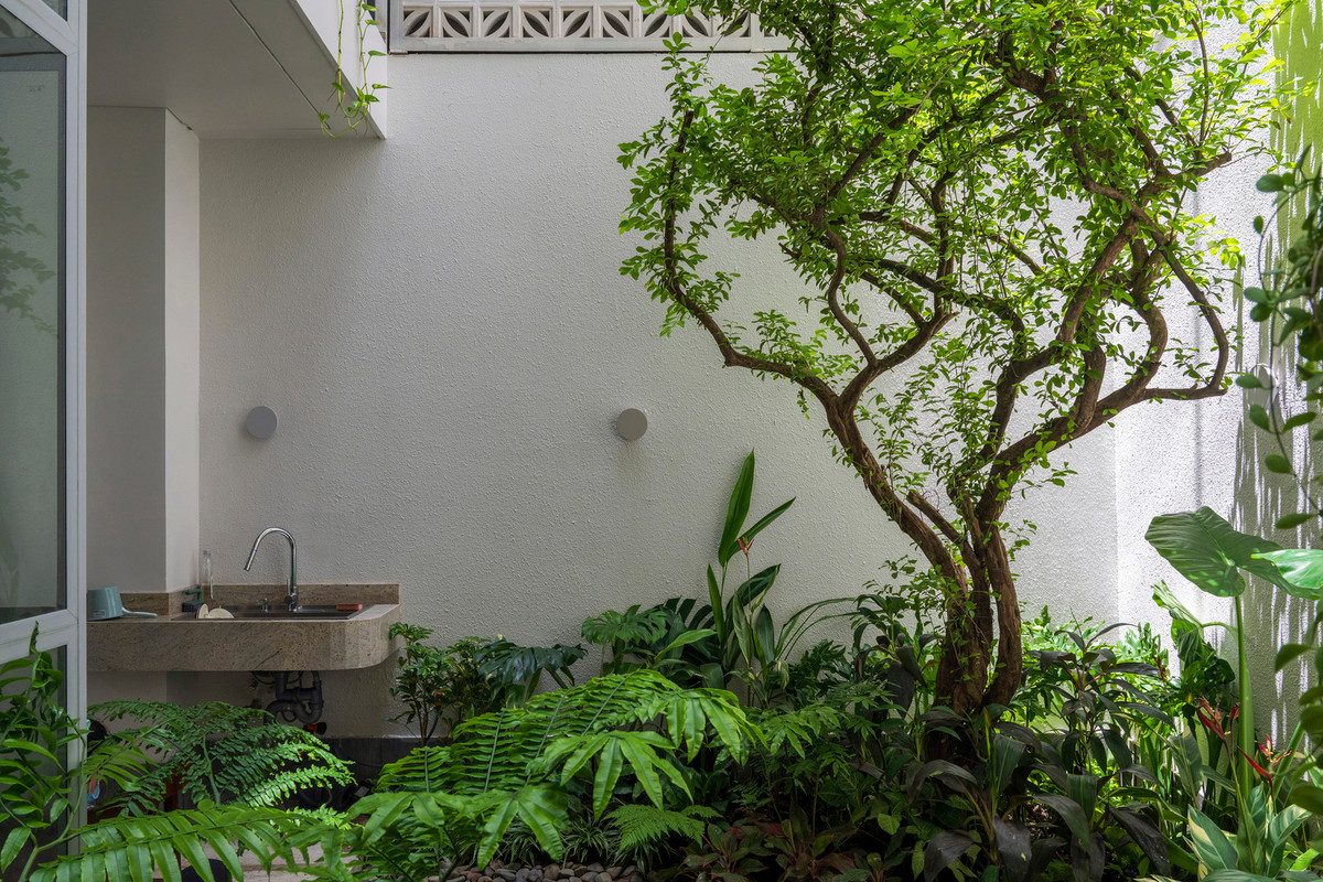 Với công trình nhà phố này, kiến trúc sư tận dụng hai giải pháp. Thứ nhất là tối ưu hoá bố trí không gian bên trong một hình khối kiến trúc thích ứng với đặc điểm khu đất và yêu cầu sử dụng.